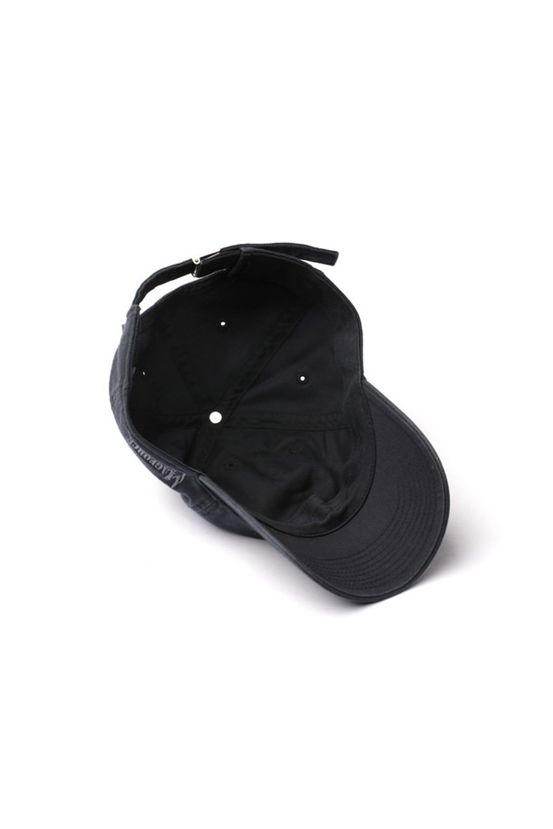 공용으로 착용 가능한 러기드 캡은 면, 폴리에스테르, 나일론 혼방 소재로 제작되었으며, 사계절 내내 활용하기 좋습니다. 6패널 베이스볼 캡 디자인에 좌측 로고 자수가 포인트이며, 후면 조절 스트랩으로 사이즈 조절이 용이하고 방수 기능까지 갖췄습니다. 블랙, 카키 색상으로 출시되었으며, 모자의 깊이는 77.5cm, 챙 넓이는 11.5cm입니다.
