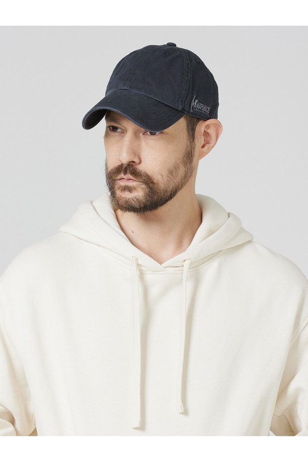 공용으로 착용 가능한 러기드 캡은 면, 폴리에스테르, 나일론 혼방 소재로 제작되었으며, 사계절 내내 활용하기 좋습니다. 6패널 베이스볼 캡 디자인에 좌측 로고 자수가 포인트이며, 후면 조절 스트랩으로 사이즈 조절이 용이하고 방수 기능까지 갖췄습니다. 블랙, 카키 색상으로 출시되었으며, 모자의 깊이는 77.5cm, 챙 넓이는 11.5cm입니다.
