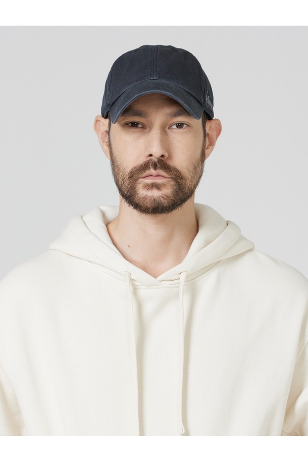 공용으로 착용 가능한 러기드 캡은 면, 폴리에스테르, 나일론 혼방 소재로 제작되었으며, 사계절 내내 활용하기 좋습니다. 6패널 베이스볼 캡 디자인에 좌측 로고 자수가 포인트이며, 후면 조절 스트랩으로 사이즈 조절이 용이하고 방수 기능까지 갖췄습니다. 블랙, 카키 색상으로 출시되었으며, 모자의 깊이는 77.5cm, 챙 넓이는 11.5cm입니다.
