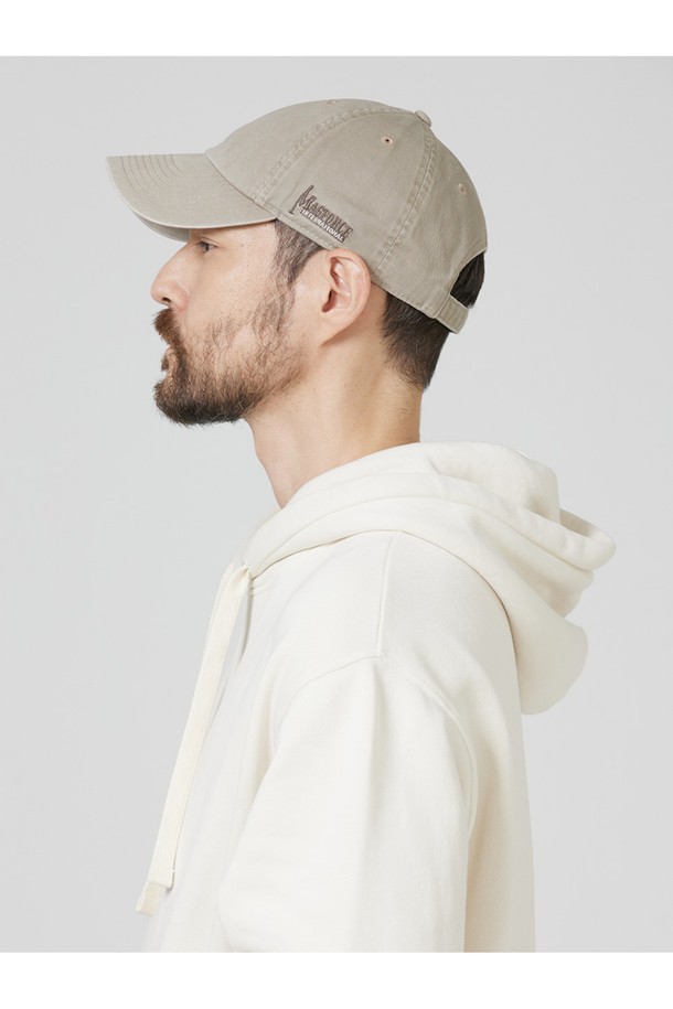 면과 폴리에스터 혼방 소재로 제작된 러기드 캡은 부드러운 촉감과 함께 사계절 내내 착용하기 좋습니다. 카키와 블랙 색상으로 제공되며, 6패널 구조와 로고 자수 디자인으로 포인트를 더했습니다. 후면 스트랩으로 사이즈 조절이 가능하여 남녀 공용으로 일상 및 가벼운 활동 시 편안하게 착용할 수 있는 베이직한 디자인의 볼캡입니다.
