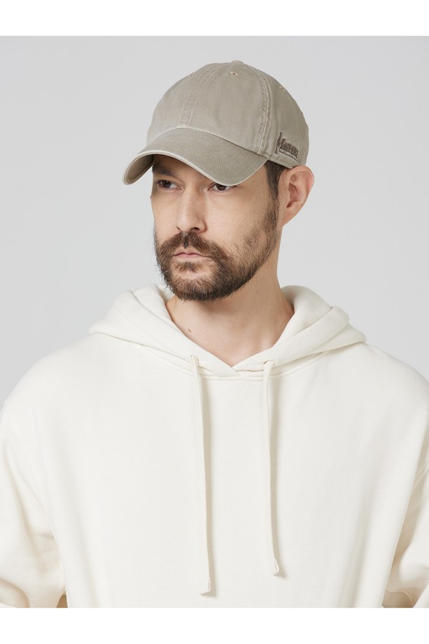 면과 폴리에스터 혼방 소재로 제작된 러기드 캡은 부드러운 촉감과 함께 사계절 내내 착용하기 좋습니다. 카키와 블랙 색상으로 제공되며, 6패널 구조와 로고 자수 디자인으로 포인트를 더했습니다. 후면 스트랩으로 사이즈 조절이 가능하여 남녀 공용으로 일상 및 가벼운 활동 시 편안하게 착용할 수 있는 베이직한 디자인의 볼캡입니다.
