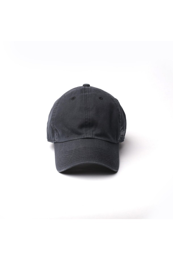 공용으로 착용 가능한 러기드 캡은 면, 폴리에스테르, 나일론 혼방 소재로 제작되었으며, 사계절 내내 활용하기 좋습니다. 6패널 베이스볼 캡 디자인에 좌측 로고 자수가 포인트이며, 후면 조절 스트랩으로 사이즈 조절이 용이하고 방수 기능까지 갖췄습니다. 블랙, 카키 색상으로 출시되었으며, 모자의 깊이는 77.5cm, 챙 넓이는 11.5cm입니다.
