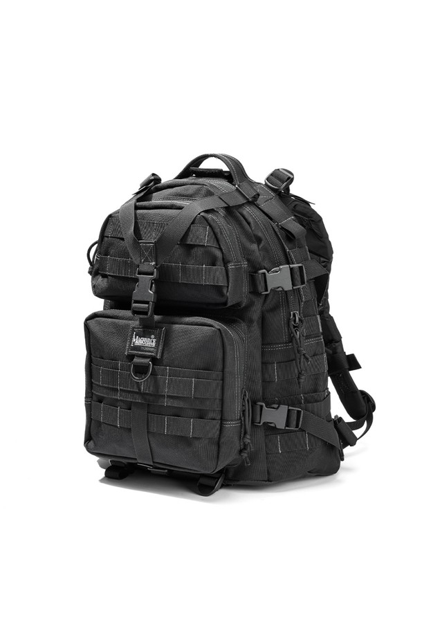 콘돌2 백팩 - 블랙은 일상, 여행, 아웃도어 활동에 적합한 미디엄 사이즈(22L)의 남성용 백팩입니다. 무지 패턴의 블랙 컬러 나일론 소재로 제작되었으며, 버클과 스트랩 디테일이 돋보이는 사각 모양 디자인입니다. 방수 및 발수 기능을 갖춰 갑작스러운 날씨 변화에도 내용물을 안전하게 보호하며, 3단 레이어 구조, Y자형 스트랩, 몰리 시스템, 인체공학적 디자인, 확장 가능한 기능을 통해 실용성을 더했습니다. 지퍼형 및 버클형 잠금 방식으로 내용물을 안전하게 보관하며, 노트북, 태블릿, 카메라 장비 수납이 가능하며 기내 반입도 가능합니다. 미니멀, 캐주얼, 시티보이 스타일에 어울리는 여행룩, 출근룩 연출에 활용하기 좋습니다.
