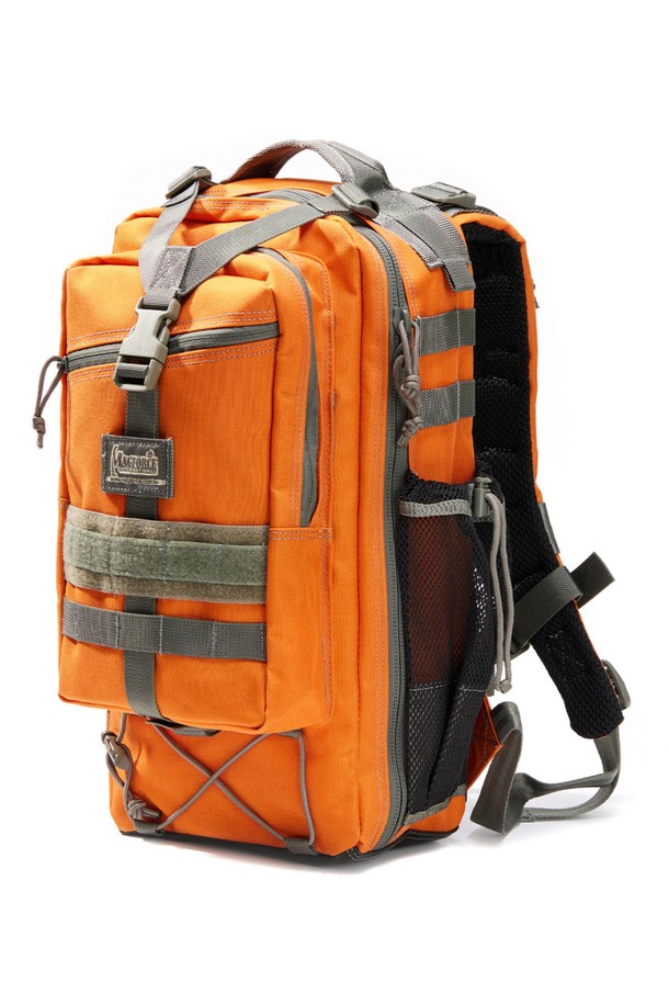 블루제이 백팩 - 오렌지는 남성용 미디엄 사이즈 백팩입니다. 나일론 소재로 제작되어 발수, 방수, 생활 방수 기능은 물론, 통기성까지 갖춰 쾌적한 착용감을 제공합니다. 사각 형태에 지퍼형 잠금 방식으로 내용물을 안전하게 보호하며, 버클 디테일이 디자인 포인트를 더합니다. MOLLE 시스템 호환, 메쉬 사이드 포켓, 인체공학적 어깨끈, 허리벨트, 평평한 바닥 디자인 등 다양한 특징을 갖춘 실용적인 백팩으로, 하이킹, 여행, 일상, 백패킹, 캠핑 등 다양한 용도로 활용 가능합니다. 캐주얼, 고프코어, 미니멀 스타일의 여행룩, 캠핑룩, 등산룩에 매치하여 스타일리시하게 연출할 수 있습니다.
