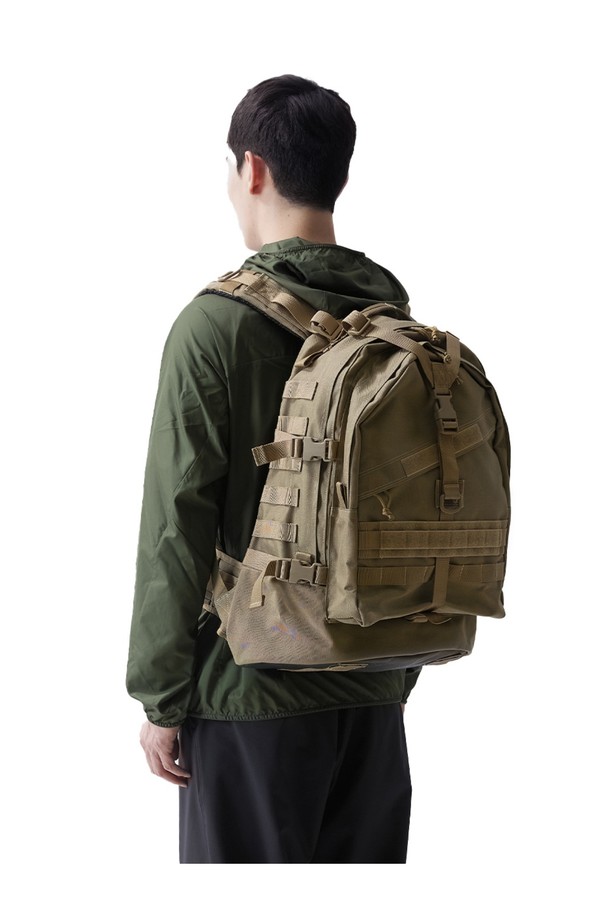 벌쳐2 3Day 백팩 - 카키는 34L 용량의 라지 사이즈 백팩으로, 여행, 일상, 하이킹, 백패킹, 캠핑 등 다양한 용도로 활용할 수 있습니다. 카키 컬러의 무지 디자인에 버클과 스트랩으로 포인트를 주었으며, 남성용 제품입니다. 방수, 생활 방수, 발수 기능을 갖춰 야외 활동에 적합하며, 3단 레이어 구조, 4개의 압축 스트랩, 다수 수납공간, MOLLE 시스템 호환, 인체공학적 어깨끈, 지퍼형 잠금 방식 등 편리한 기능을 제공합니다. 캐주얼, 고프코어 스타일을 연출하며, 여행룩, 캠핑룩, 등산룩에 잘 어울립니다.
