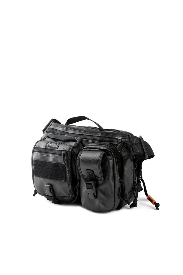 랩터 아이패드 캐리어 비즈니스 라인 - 블랙은 남성 고객을 위한 미니멀하고 모던한 디자인의 아이패드 캐리어입니다. 폴리에스터와 나일론 소재로 제작되어 방수 기능을 갖췄으며, 미디엄 사이즈의 사각형 디자인에 버클 장식으로 포인트를 더했습니다. 내부에는 패딩 처리와 다양한 수납공간, 키홀더가 마련되어 있으며, 몰리 시스템, IT 기기 수납, 충격 보호, 스크래치 방지, 모듈형 디자인 등 실용적인 기능을 제공합니다. 지퍼형 및 벨크로형 잠금 방식으로 안전하게 아이패드를 보관할 수 있으며, 비즈니스 캐주얼 및 출근룩에 잘 어울리는 스타일입니다.
