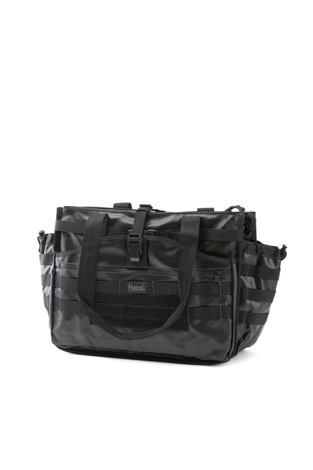 블랙호크 토트백 비즈니스 라인은 미니멀하고 베이직한 스타일을 추구하는 남성 고객을 위한 토트백입니다. 블랙 컬러의 사각 디자인으로, 폴리에스터와 나일론 소재를 사용하여 제작되어 내구성이 뛰어나며, 방수 기능과 충격 방지 기능을 갖춰 일상 및 비즈니스 환경에서 활용도가 높습니다. 내부에는 노트북 수납이 가능하며, 다수의 수납공간과 내부 벨크로, 전면부 방수 지퍼 포켓을 갖춰 실용성을 더했습니다. 360도 회전 스트랩 후크를 통해 크로스 스트랩 연결이 가능하며, 가방 잠금 방식은 지퍼형입니다. 비즈니스 캐주얼, 출근룩 등 다양한 TPO에 활용하기 좋은 아이템입니다.
