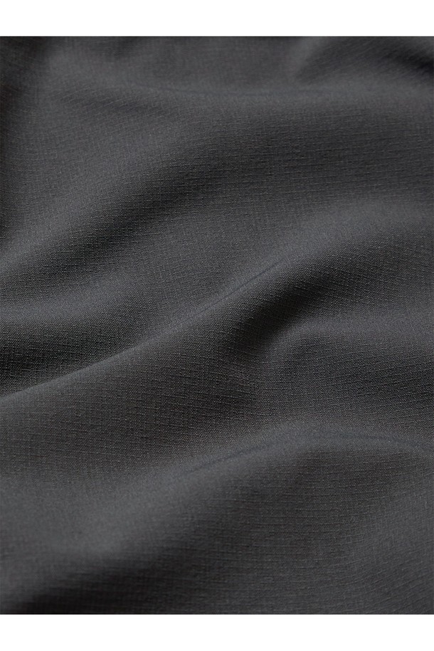 로버 쇼츠 - 블랙 워시

여름철 수영, 서핑, 워터스포츠를 위한 남성용 쇼츠입니다. 4-WAY 스트레치 원단으로 제작되어 활동성이 뛰어나며, 흡습, 속건, 통기성이 우수하여 쾌적한 착용감을 선사합니다. 폰 포켓이 있어 소지품 보관에도 용이하며, 메쉬 안감과 밴딩 처리로 편안한 착용감을 제공합니다. OTG(Out There Gear) 컬렉션으로, 스포티하고 캐주얼한 스타일을 연출하여 휴가, 리조트, 여름 바캉스룩에 적합합니다. 블랙 워시 컬러의 무지 디자인으로 어떤 상의와도 쉽게 매치할 수 있습니다.
