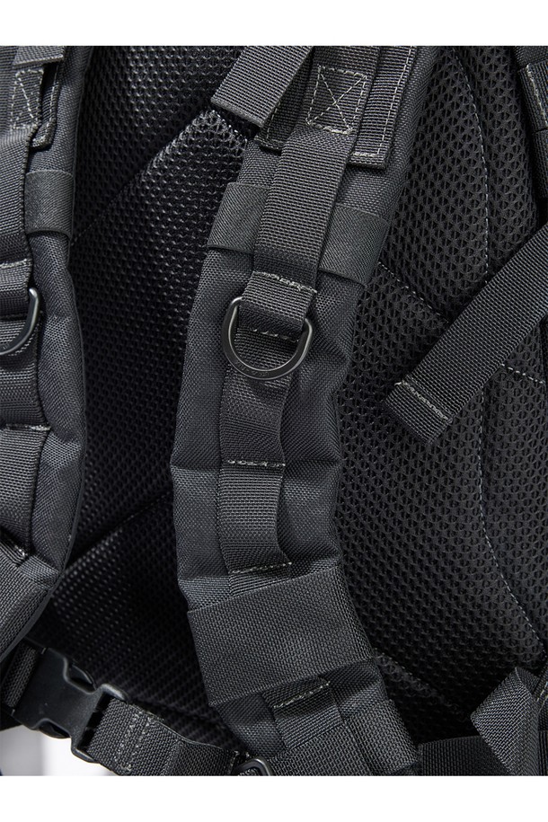 콘돌2 백팩 - 블랙은 일상, 여행, 아웃도어 활동에 적합한 미디엄 사이즈(22L)의 남성용 백팩입니다. 무지 패턴의 블랙 컬러 나일론 소재로 제작되었으며, 버클과 스트랩 디테일이 돋보이는 사각 모양 디자인입니다. 방수 및 발수 기능을 갖춰 갑작스러운 날씨 변화에도 내용물을 안전하게 보호하며, 3단 레이어 구조, Y자형 스트랩, 몰리 시스템, 인체공학적 디자인, 확장 가능한 기능을 통해 실용성을 더했습니다. 지퍼형 및 버클형 잠금 방식으로 내용물을 안전하게 보관하며, 노트북, 태블릿, 카메라 장비 수납이 가능하며 기내 반입도 가능합니다. 미니멀, 캐주얼, 시티보이 스타일에 어울리는 여행룩, 출근룩 연출에 활용하기 좋습니다.
