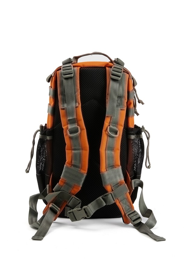 블루제이 백팩 - 오렌지는 남성용 미디엄 사이즈 백팩입니다. 나일론 소재로 제작되어 발수, 방수, 생활 방수 기능은 물론, 통기성까지 갖춰 쾌적한 착용감을 제공합니다. 사각 형태에 지퍼형 잠금 방식으로 내용물을 안전하게 보호하며, 버클 디테일이 디자인 포인트를 더합니다. MOLLE 시스템 호환, 메쉬 사이드 포켓, 인체공학적 어깨끈, 허리벨트, 평평한 바닥 디자인 등 다양한 특징을 갖춘 실용적인 백팩으로, 하이킹, 여행, 일상, 백패킹, 캠핑 등 다양한 용도로 활용 가능합니다. 캐주얼, 고프코어, 미니멀 스타일의 여행룩, 캠핑룩, 등산룩에 매치하여 스타일리시하게 연출할 수 있습니다.
