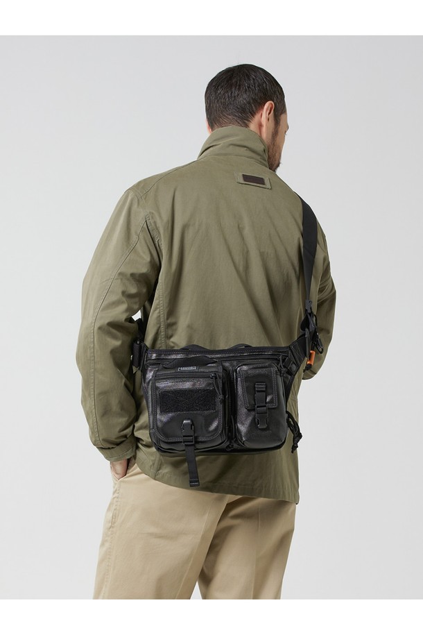 랩터 아이패드 캐리어 비즈니스 라인 - 블랙은 남성 고객을 위한 미니멀하고 모던한 디자인의 아이패드 캐리어입니다. 폴리에스터와 나일론 소재로 제작되어 방수 기능을 갖췄으며, 미디엄 사이즈의 사각형 디자인에 버클 장식으로 포인트를 더했습니다. 내부에는 패딩 처리와 다양한 수납공간, 키홀더가 마련되어 있으며, 몰리 시스템, IT 기기 수납, 충격 보호, 스크래치 방지, 모듈형 디자인 등 실용적인 기능을 제공합니다. 지퍼형 및 벨크로형 잠금 방식으로 안전하게 아이패드를 보관할 수 있으며, 비즈니스 캐주얼 및 출근룩에 잘 어울리는 스타일입니다.
