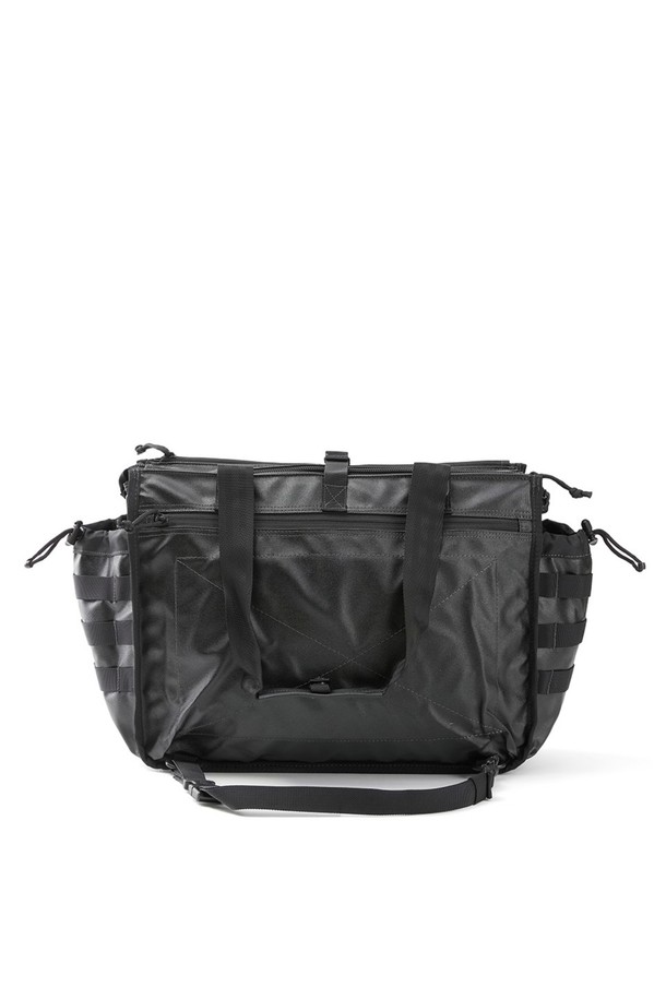 블랙호크 토트백 비즈니스 라인은 미니멀하고 베이직한 스타일을 추구하는 남성 고객을 위한 토트백입니다. 블랙 컬러의 사각 디자인으로, 폴리에스터와 나일론 소재를 사용하여 제작되어 내구성이 뛰어나며, 방수 기능과 충격 방지 기능을 갖춰 일상 및 비즈니스 환경에서 활용도가 높습니다. 내부에는 노트북 수납이 가능하며, 다수의 수납공간과 내부 벨크로, 전면부 방수 지퍼 포켓을 갖춰 실용성을 더했습니다. 360도 회전 스트랩 후크를 통해 크로스 스트랩 연결이 가능하며, 가방 잠금 방식은 지퍼형입니다. 비즈니스 캐주얼, 출근룩 등 다양한 TPO에 활용하기 좋은 아이템입니다.
