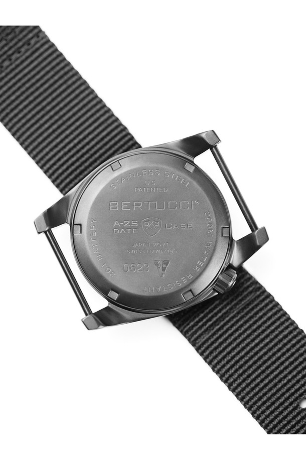 베르투치(Bertucci) A-2S 발리스타 필드워치 11086는 남녀 모두 착용 가능한 밀리터리 스타일의 필드워치입니다. 블랙 컬러의 스테인리스 스틸 케이스와 나일론 NATO 스트랩의 조합은 아웃도어, 밀리터리, 전술적인 용도에 적합합니다. 40mm 케이스 직경, 13.2mm 두께, 86g 무게로 뛰어난 착용감을 제공하며, 200m 방수 기능과 충격 방지, 야광 기능으로 어떠한 환경에서도 시인성과 내구성을 보장합니다. 9mm 탄환 충격 저항, 부식 방지, 강화 스프링바 등의 특수 기능은 극한의 상황에서도 시계를 안전하게 보호하며, 여행, 캠핑, 해외 출장 등 다양한 TPO에 클래식, 고프코어, 워크웨어 스타일을 연출하기 좋습니다. Miyota Caliber 6P26 무브먼트, 24시간 다이얼, 4시 방향 크라운, 스크류다운 크라운, 그리고 포인터 데이트 디스플레이는 시계의 완성도를 높입니다.
