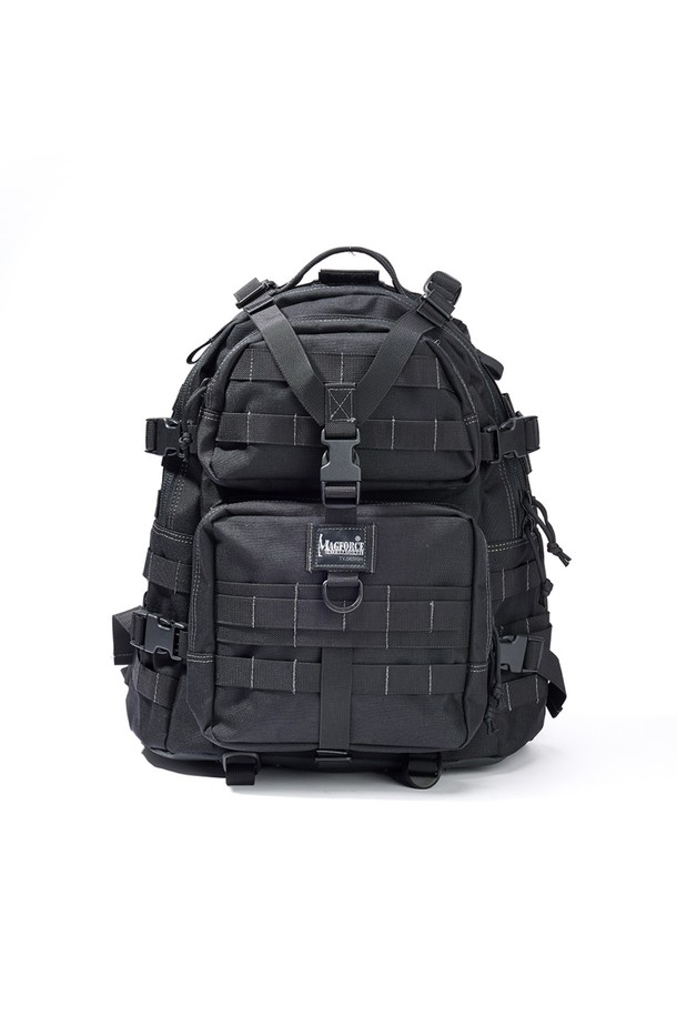 콘돌2 백팩 - 블랙은 일상, 여행, 아웃도어 활동에 적합한 미디엄 사이즈(22L)의 남성용 백팩입니다. 무지 패턴의 블랙 컬러 나일론 소재로 제작되었으며, 버클과 스트랩 디테일이 돋보이는 사각 모양 디자인입니다. 방수 및 발수 기능을 갖춰 갑작스러운 날씨 변화에도 내용물을 안전하게 보호하며, 3단 레이어 구조, Y자형 스트랩, 몰리 시스템, 인체공학적 디자인, 확장 가능한 기능을 통해 실용성을 더했습니다. 지퍼형 및 버클형 잠금 방식으로 내용물을 안전하게 보관하며, 노트북, 태블릿, 카메라 장비 수납이 가능하며 기내 반입도 가능합니다. 미니멀, 캐주얼, 시티보이 스타일에 어울리는 여행룩, 출근룩 연출에 활용하기 좋습니다.
