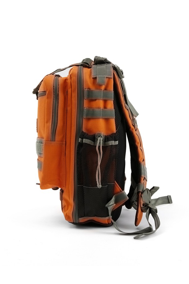 블루제이 백팩 - 오렌지는 남성용 미디엄 사이즈 백팩입니다. 나일론 소재로 제작되어 발수, 방수, 생활 방수 기능은 물론, 통기성까지 갖춰 쾌적한 착용감을 제공합니다. 사각 형태에 지퍼형 잠금 방식으로 내용물을 안전하게 보호하며, 버클 디테일이 디자인 포인트를 더합니다. MOLLE 시스템 호환, 메쉬 사이드 포켓, 인체공학적 어깨끈, 허리벨트, 평평한 바닥 디자인 등 다양한 특징을 갖춘 실용적인 백팩으로, 하이킹, 여행, 일상, 백패킹, 캠핑 등 다양한 용도로 활용 가능합니다. 캐주얼, 고프코어, 미니멀 스타일의 여행룩, 캠핑룩, 등산룩에 매치하여 스타일리시하게 연출할 수 있습니다.
