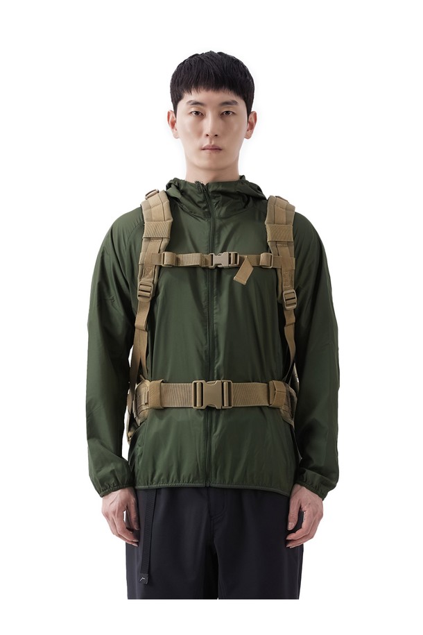 벌쳐2 3Day 백팩 - 카키는 34L 용량의 라지 사이즈 백팩으로, 여행, 일상, 하이킹, 백패킹, 캠핑 등 다양한 용도로 활용할 수 있습니다. 카키 컬러의 무지 디자인에 버클과 스트랩으로 포인트를 주었으며, 남성용 제품입니다. 방수, 생활 방수, 발수 기능을 갖춰 야외 활동에 적합하며, 3단 레이어 구조, 4개의 압축 스트랩, 다수 수납공간, MOLLE 시스템 호환, 인체공학적 어깨끈, 지퍼형 잠금 방식 등 편리한 기능을 제공합니다. 캐주얼, 고프코어 스타일을 연출하며, 여행룩, 캠핑룩, 등산룩에 잘 어울립니다.
