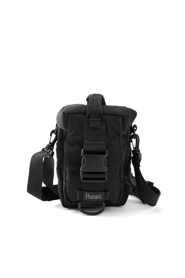 스패로우 스몰백 - 블랙은 일상과 여행에 적합한 남성용 스몰백입니다. 방수 기능과 경량 나일론 소재로 제작되어 튼튼하며, 사각형 디자인에 버클 장식이 돋보입니다. 탈부착 가능한 어깨끈, 상단 손잡이, 전면 포켓, MOLLE 웨빙 시스템, 다목적 링 및 안전 후크 등 실용적인 특징을 갖췄습니다. 3단계 수납 시스템과 군용 규격 하드웨어를 사용하여 수납력과 내구성을 높였으며, 여행룩과 휴가룩, 캐주얼, 미니멀, 고프코어 스타일에 잘 어울립니다.
