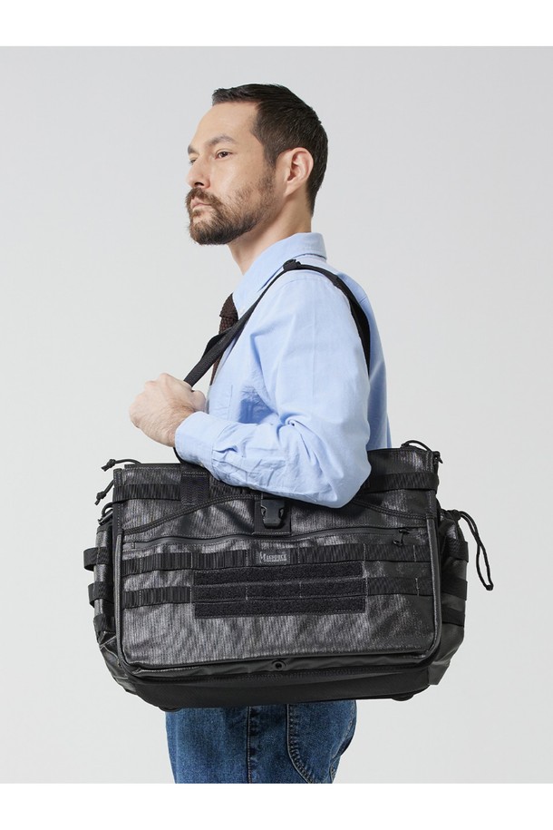 블랙호크 토트백 비즈니스 라인은 미니멀하고 베이직한 스타일을 추구하는 남성 고객을 위한 토트백입니다. 블랙 컬러의 사각 디자인으로, 폴리에스터와 나일론 소재를 사용하여 제작되어 내구성이 뛰어나며, 방수 기능과 충격 방지 기능을 갖춰 일상 및 비즈니스 환경에서 활용도가 높습니다. 내부에는 노트북 수납이 가능하며, 다수의 수납공간과 내부 벨크로, 전면부 방수 지퍼 포켓을 갖춰 실용성을 더했습니다. 360도 회전 스트랩 후크를 통해 크로스 스트랩 연결이 가능하며, 가방 잠금 방식은 지퍼형입니다. 비즈니스 캐주얼, 출근룩 등 다양한 TPO에 활용하기 좋은 아이템입니다.
