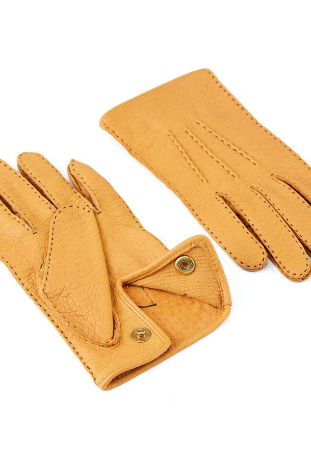 남성용 코르크 색상 클리프턴 페커리 장갑은 부드러운 풀그레인 페커리 가죽으로 제작되어 뛰어난 내구성과 밀착감을 제공합니다. 안감 없는 언라인드 방식으로 제작되었으며, 3줄 장식 스티치와 포크스 패턴, 손바느질 봉제, 푸르세트, 키스톤 봉제 등의 디자인 장식이 돋보입니다. 32가지 공정을 거친 수작업 제품으로, 천연 가죽 특유의 주름과 스크래치가 있으며 시간이 지날수록 착용자에게 맞춰 늘어나는 것이 특징입니다.
