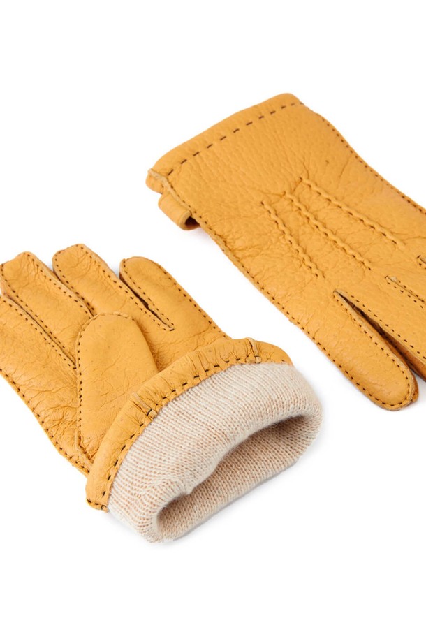 햄튼 페커리 장갑 - 코르크는 부드러운 촉감의 페커리 가죽으로 제작되어 가을, 겨울철 보온성을 높여주는 장갑입니다. 코르크 베이지 컬러에 무지 디자인으로, 클래식, 미니멀, 캐주얼 스타일 모두에 잘 어울립니다. 출근룩이나 데이트룩에 포인트 아이템으로 활용하기 좋으며, 버튼 디테일이 고급스러운 느낌을 더합니다. 두꺼운 두께감으로 추운 날씨에도 따뜻하게 손을 보호해 줍니다.
