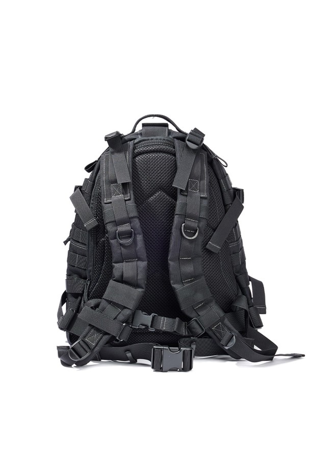 콘돌2 백팩 - 블랙은 일상, 여행, 아웃도어 활동에 적합한 미디엄 사이즈(22L)의 남성용 백팩입니다. 무지 패턴의 블랙 컬러 나일론 소재로 제작되었으며, 버클과 스트랩 디테일이 돋보이는 사각 모양 디자인입니다. 방수 및 발수 기능을 갖춰 갑작스러운 날씨 변화에도 내용물을 안전하게 보호하며, 3단 레이어 구조, Y자형 스트랩, 몰리 시스템, 인체공학적 디자인, 확장 가능한 기능을 통해 실용성을 더했습니다. 지퍼형 및 버클형 잠금 방식으로 내용물을 안전하게 보관하며, 노트북, 태블릿, 카메라 장비 수납이 가능하며 기내 반입도 가능합니다. 미니멀, 캐주얼, 시티보이 스타일에 어울리는 여행룩, 출근룩 연출에 활용하기 좋습니다.
