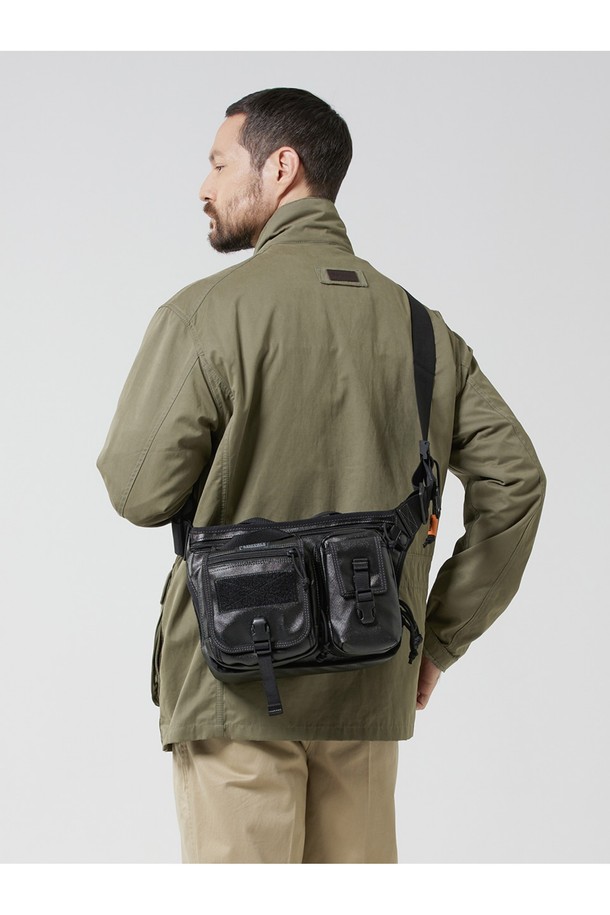 랩터 아이패드 캐리어 비즈니스 라인 - 블랙은 남성 고객을 위한 미니멀하고 모던한 디자인의 아이패드 캐리어입니다. 폴리에스터와 나일론 소재로 제작되어 방수 기능을 갖췄으며, 미디엄 사이즈의 사각형 디자인에 버클 장식으로 포인트를 더했습니다. 내부에는 패딩 처리와 다양한 수납공간, 키홀더가 마련되어 있으며, 몰리 시스템, IT 기기 수납, 충격 보호, 스크래치 방지, 모듈형 디자인 등 실용적인 기능을 제공합니다. 지퍼형 및 벨크로형 잠금 방식으로 안전하게 아이패드를 보관할 수 있으며, 비즈니스 캐주얼 및 출근룩에 잘 어울리는 스타일입니다.
