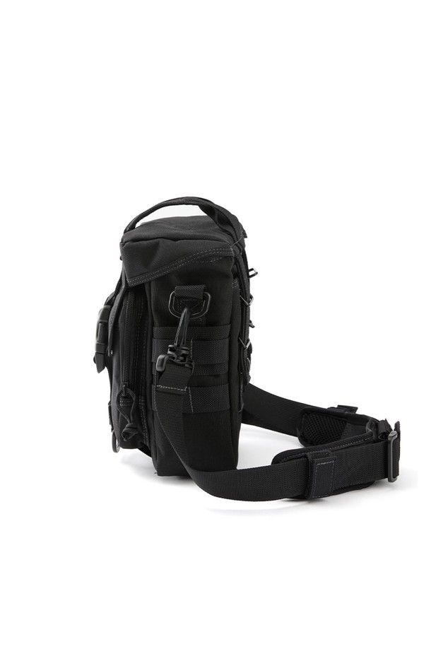 스패로우 스몰백 - 블랙은 일상과 여행에 적합한 남성용 스몰백입니다. 방수 기능과 경량 나일론 소재로 제작되어 튼튼하며, 사각형 디자인에 버클 장식이 돋보입니다. 탈부착 가능한 어깨끈, 상단 손잡이, 전면 포켓, MOLLE 웨빙 시스템, 다목적 링 및 안전 후크 등 실용적인 특징을 갖췄습니다. 3단계 수납 시스템과 군용 규격 하드웨어를 사용하여 수납력과 내구성을 높였으며, 여행룩과 휴가룩, 캐주얼, 미니멀, 고프코어 스타일에 잘 어울립니다.
