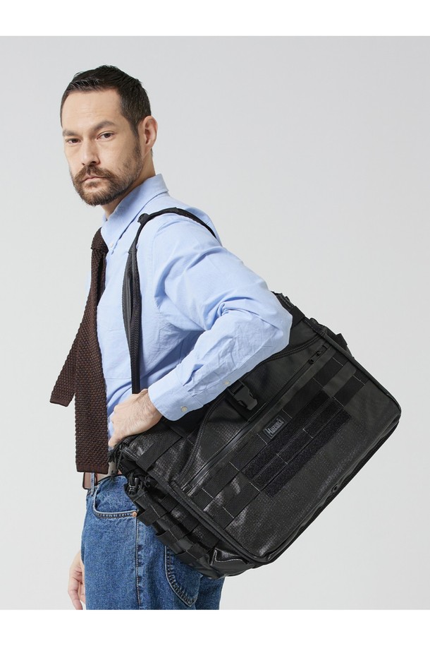 블랙호크 토트백 비즈니스 라인은 미니멀하고 베이직한 스타일을 추구하는 남성 고객을 위한 토트백입니다. 블랙 컬러의 사각 디자인으로, 폴리에스터와 나일론 소재를 사용하여 제작되어 내구성이 뛰어나며, 방수 기능과 충격 방지 기능을 갖춰 일상 및 비즈니스 환경에서 활용도가 높습니다. 내부에는 노트북 수납이 가능하며, 다수의 수납공간과 내부 벨크로, 전면부 방수 지퍼 포켓을 갖춰 실용성을 더했습니다. 360도 회전 스트랩 후크를 통해 크로스 스트랩 연결이 가능하며, 가방 잠금 방식은 지퍼형입니다. 비즈니스 캐주얼, 출근룩 등 다양한 TPO에 활용하기 좋은 아이템입니다.
