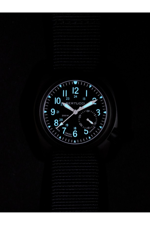 베르투치(Bertucci) A-2S 발리스타 필드워치 11086는 남녀 모두 착용 가능한 밀리터리 스타일의 필드워치입니다. 블랙 컬러의 스테인리스 스틸 케이스와 나일론 NATO 스트랩의 조합은 아웃도어, 밀리터리, 전술적인 용도에 적합합니다. 40mm 케이스 직경, 13.2mm 두께, 86g 무게로 뛰어난 착용감을 제공하며, 200m 방수 기능과 충격 방지, 야광 기능으로 어떠한 환경에서도 시인성과 내구성을 보장합니다. 9mm 탄환 충격 저항, 부식 방지, 강화 스프링바 등의 특수 기능은 극한의 상황에서도 시계를 안전하게 보호하며, 여행, 캠핑, 해외 출장 등 다양한 TPO에 클래식, 고프코어, 워크웨어 스타일을 연출하기 좋습니다. Miyota Caliber 6P26 무브먼트, 24시간 다이얼, 4시 방향 크라운, 스크류다운 크라운, 그리고 포인터 데이트 디스플레이는 시계의 완성도를 높입니다.
