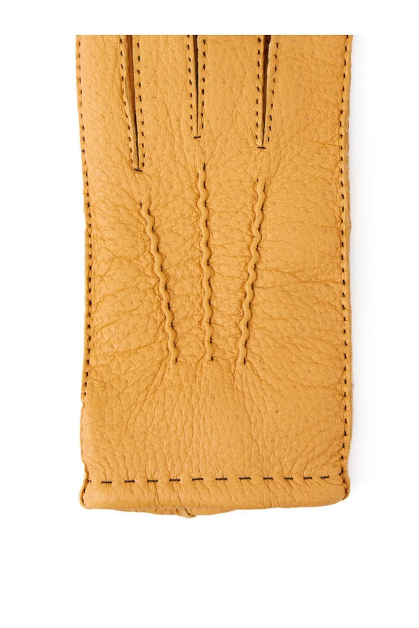 햄튼 페커리 장갑 - 코르크는 부드러운 촉감의 페커리 가죽으로 제작되어 가을, 겨울철 보온성을 높여주는 장갑입니다. 코르크 베이지 컬러에 무지 디자인으로, 클래식, 미니멀, 캐주얼 스타일 모두에 잘 어울립니다. 출근룩이나 데이트룩에 포인트 아이템으로 활용하기 좋으며, 버튼 디테일이 고급스러운 느낌을 더합니다. 두꺼운 두께감으로 추운 날씨에도 따뜻하게 손을 보호해 줍니다.
