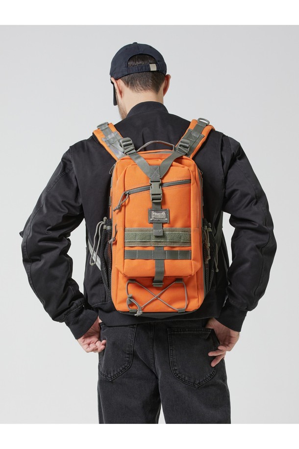 블루제이 백팩 - 오렌지는 남성용 미디엄 사이즈 백팩입니다. 나일론 소재로 제작되어 발수, 방수, 생활 방수 기능은 물론, 통기성까지 갖춰 쾌적한 착용감을 제공합니다. 사각 형태에 지퍼형 잠금 방식으로 내용물을 안전하게 보호하며, 버클 디테일이 디자인 포인트를 더합니다. MOLLE 시스템 호환, 메쉬 사이드 포켓, 인체공학적 어깨끈, 허리벨트, 평평한 바닥 디자인 등 다양한 특징을 갖춘 실용적인 백팩으로, 하이킹, 여행, 일상, 백패킹, 캠핑 등 다양한 용도로 활용 가능합니다. 캐주얼, 고프코어, 미니멀 스타일의 여행룩, 캠핑룩, 등산룩에 매치하여 스타일리시하게 연출할 수 있습니다.
