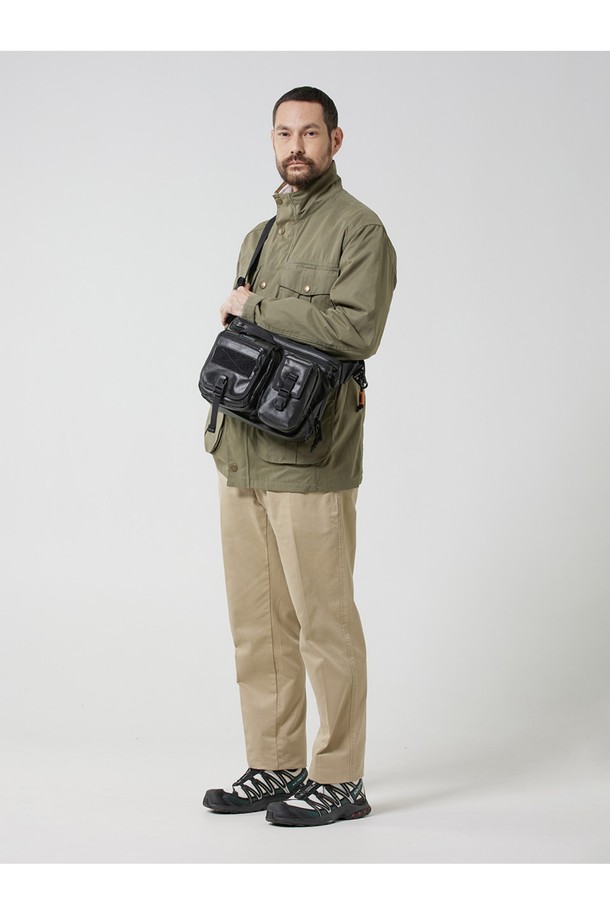 랩터 아이패드 캐리어 비즈니스 라인 - 블랙은 남성 고객을 위한 미니멀하고 모던한 디자인의 아이패드 캐리어입니다. 폴리에스터와 나일론 소재로 제작되어 방수 기능을 갖췄으며, 미디엄 사이즈의 사각형 디자인에 버클 장식으로 포인트를 더했습니다. 내부에는 패딩 처리와 다양한 수납공간, 키홀더가 마련되어 있으며, 몰리 시스템, IT 기기 수납, 충격 보호, 스크래치 방지, 모듈형 디자인 등 실용적인 기능을 제공합니다. 지퍼형 및 벨크로형 잠금 방식으로 안전하게 아이패드를 보관할 수 있으며, 비즈니스 캐주얼 및 출근룩에 잘 어울리는 스타일입니다.
