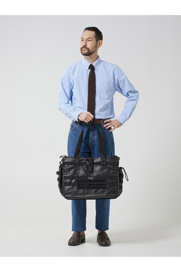 블랙호크 토트백 비즈니스 라인은 미니멀하고 베이직한 스타일을 추구하는 남성 고객을 위한 토트백입니다. 블랙 컬러의 사각 디자인으로, 폴리에스터와 나일론 소재를 사용하여 제작되어 내구성이 뛰어나며, 방수 기능과 충격 방지 기능을 갖춰 일상 및 비즈니스 환경에서 활용도가 높습니다. 내부에는 노트북 수납이 가능하며, 다수의 수납공간과 내부 벨크로, 전면부 방수 지퍼 포켓을 갖춰 실용성을 더했습니다. 360도 회전 스트랩 후크를 통해 크로스 스트랩 연결이 가능하며, 가방 잠금 방식은 지퍼형입니다. 비즈니스 캐주얼, 출근룩 등 다양한 TPO에 활용하기 좋은 아이템입니다.
