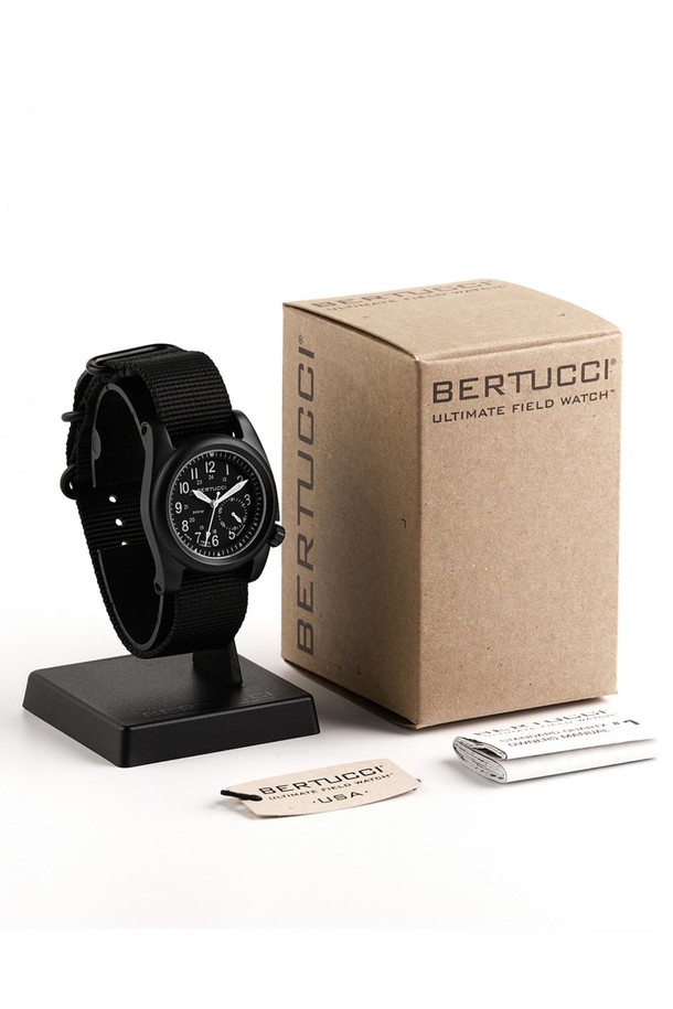 베르투치(Bertucci) A-2S 발리스타 필드워치 11086는 남녀 모두 착용 가능한 밀리터리 스타일의 필드워치입니다. 블랙 컬러의 스테인리스 스틸 케이스와 나일론 NATO 스트랩의 조합은 아웃도어, 밀리터리, 전술적인 용도에 적합합니다. 40mm 케이스 직경, 13.2mm 두께, 86g 무게로 뛰어난 착용감을 제공하며, 200m 방수 기능과 충격 방지, 야광 기능으로 어떠한 환경에서도 시인성과 내구성을 보장합니다. 9mm 탄환 충격 저항, 부식 방지, 강화 스프링바 등의 특수 기능은 극한의 상황에서도 시계를 안전하게 보호하며, 여행, 캠핑, 해외 출장 등 다양한 TPO에 클래식, 고프코어, 워크웨어 스타일을 연출하기 좋습니다. Miyota Caliber 6P26 무브먼트, 24시간 다이얼, 4시 방향 크라운, 스크류다운 크라운, 그리고 포인터 데이트 디스플레이는 시계의 완성도를 높입니다.
