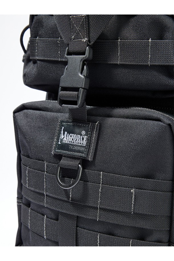 콘돌2 백팩 - 블랙은 일상, 여행, 아웃도어 활동에 적합한 미디엄 사이즈(22L)의 남성용 백팩입니다. 무지 패턴의 블랙 컬러 나일론 소재로 제작되었으며, 버클과 스트랩 디테일이 돋보이는 사각 모양 디자인입니다. 방수 및 발수 기능을 갖춰 갑작스러운 날씨 변화에도 내용물을 안전하게 보호하며, 3단 레이어 구조, Y자형 스트랩, 몰리 시스템, 인체공학적 디자인, 확장 가능한 기능을 통해 실용성을 더했습니다. 지퍼형 및 버클형 잠금 방식으로 내용물을 안전하게 보관하며, 노트북, 태블릿, 카메라 장비 수납이 가능하며 기내 반입도 가능합니다. 미니멀, 캐주얼, 시티보이 스타일에 어울리는 여행룩, 출근룩 연출에 활용하기 좋습니다.
