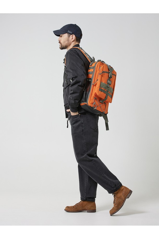 블루제이 백팩 - 오렌지는 남성용 미디엄 사이즈 백팩입니다. 나일론 소재로 제작되어 발수, 방수, 생활 방수 기능은 물론, 통기성까지 갖춰 쾌적한 착용감을 제공합니다. 사각 형태에 지퍼형 잠금 방식으로 내용물을 안전하게 보호하며, 버클 디테일이 디자인 포인트를 더합니다. MOLLE 시스템 호환, 메쉬 사이드 포켓, 인체공학적 어깨끈, 허리벨트, 평평한 바닥 디자인 등 다양한 특징을 갖춘 실용적인 백팩으로, 하이킹, 여행, 일상, 백패킹, 캠핑 등 다양한 용도로 활용 가능합니다. 캐주얼, 고프코어, 미니멀 스타일의 여행룩, 캠핑룩, 등산룩에 매치하여 스타일리시하게 연출할 수 있습니다.
