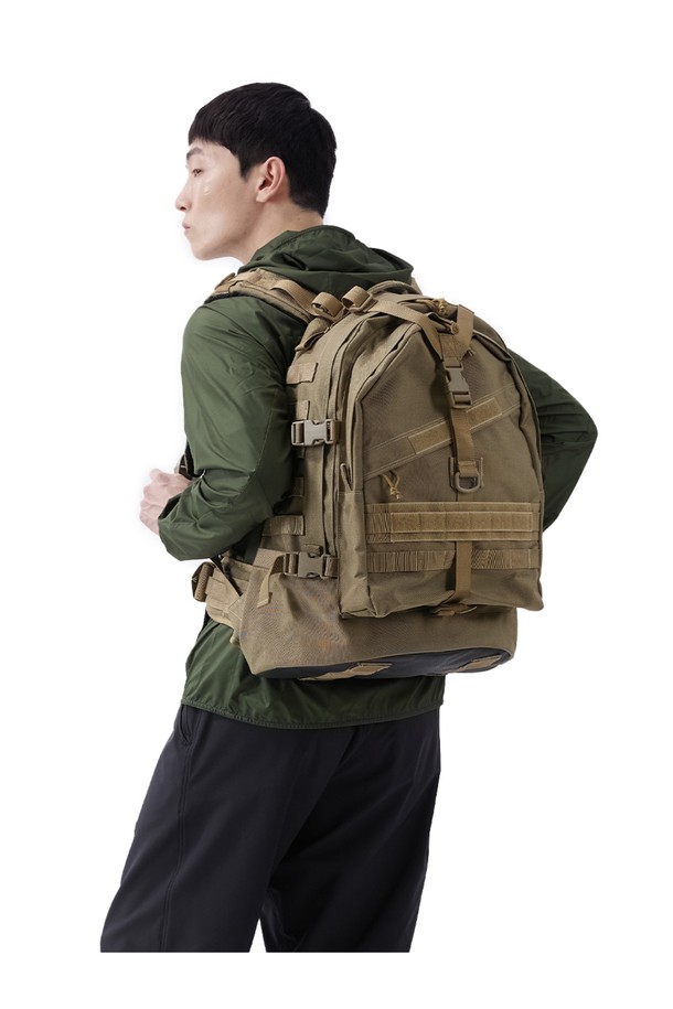 벌쳐2 3Day 백팩 - 카키는 34L 용량의 라지 사이즈 백팩으로, 여행, 일상, 하이킹, 백패킹, 캠핑 등 다양한 용도로 활용할 수 있습니다. 카키 컬러의 무지 디자인에 버클과 스트랩으로 포인트를 주었으며, 남성용 제품입니다. 방수, 생활 방수, 발수 기능을 갖춰 야외 활동에 적합하며, 3단 레이어 구조, 4개의 압축 스트랩, 다수 수납공간, MOLLE 시스템 호환, 인체공학적 어깨끈, 지퍼형 잠금 방식 등 편리한 기능을 제공합니다. 캐주얼, 고프코어 스타일을 연출하며, 여행룩, 캠핑룩, 등산룩에 잘 어울립니다.
