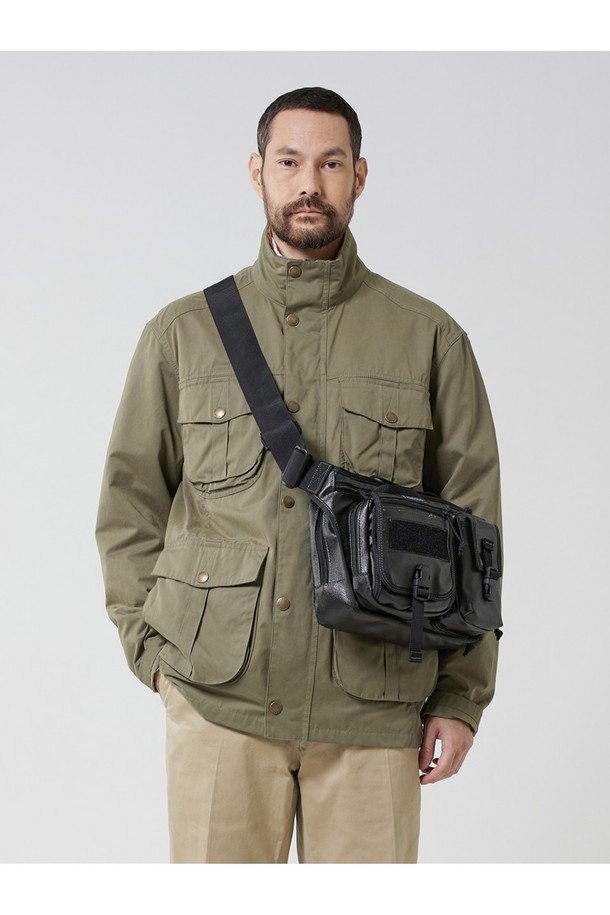 랩터 아이패드 캐리어 비즈니스 라인 - 블랙은 남성 고객을 위한 미니멀하고 모던한 디자인의 아이패드 캐리어입니다. 폴리에스터와 나일론 소재로 제작되어 방수 기능을 갖췄으며, 미디엄 사이즈의 사각형 디자인에 버클 장식으로 포인트를 더했습니다. 내부에는 패딩 처리와 다양한 수납공간, 키홀더가 마련되어 있으며, 몰리 시스템, IT 기기 수납, 충격 보호, 스크래치 방지, 모듈형 디자인 등 실용적인 기능을 제공합니다. 지퍼형 및 벨크로형 잠금 방식으로 안전하게 아이패드를 보관할 수 있으며, 비즈니스 캐주얼 및 출근룩에 잘 어울리는 스타일입니다.
