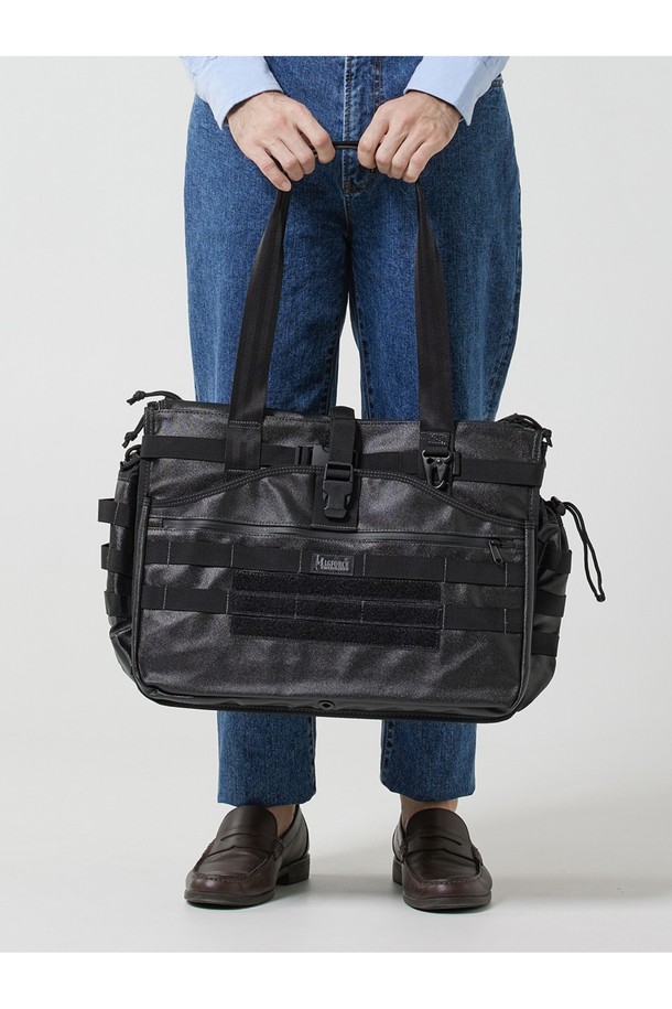 블랙호크 토트백 비즈니스 라인은 미니멀하고 베이직한 스타일을 추구하는 남성 고객을 위한 토트백입니다. 블랙 컬러의 사각 디자인으로, 폴리에스터와 나일론 소재를 사용하여 제작되어 내구성이 뛰어나며, 방수 기능과 충격 방지 기능을 갖춰 일상 및 비즈니스 환경에서 활용도가 높습니다. 내부에는 노트북 수납이 가능하며, 다수의 수납공간과 내부 벨크로, 전면부 방수 지퍼 포켓을 갖춰 실용성을 더했습니다. 360도 회전 스트랩 후크를 통해 크로스 스트랩 연결이 가능하며, 가방 잠금 방식은 지퍼형입니다. 비즈니스 캐주얼, 출근룩 등 다양한 TPO에 활용하기 좋은 아이템입니다.
