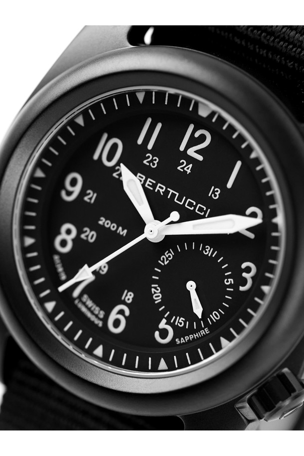 베르투치(Bertucci) A-2S 발리스타 필드워치 11086는 남녀 모두 착용 가능한 밀리터리 스타일의 필드워치입니다. 블랙 컬러의 스테인리스 스틸 케이스와 나일론 NATO 스트랩의 조합은 아웃도어, 밀리터리, 전술적인 용도에 적합합니다. 40mm 케이스 직경, 13.2mm 두께, 86g 무게로 뛰어난 착용감을 제공하며, 200m 방수 기능과 충격 방지, 야광 기능으로 어떠한 환경에서도 시인성과 내구성을 보장합니다. 9mm 탄환 충격 저항, 부식 방지, 강화 스프링바 등의 특수 기능은 극한의 상황에서도 시계를 안전하게 보호하며, 여행, 캠핑, 해외 출장 등 다양한 TPO에 클래식, 고프코어, 워크웨어 스타일을 연출하기 좋습니다. Miyota Caliber 6P26 무브먼트, 24시간 다이얼, 4시 방향 크라운, 스크류다운 크라운, 그리고 포인터 데이트 디스플레이는 시계의 완성도를 높입니다.
