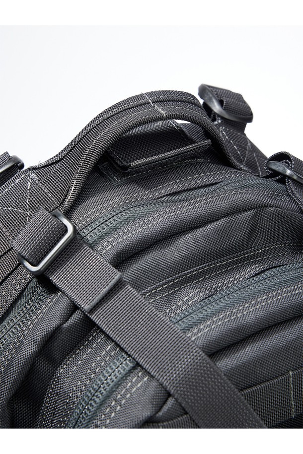 콘돌2 백팩 - 블랙은 일상, 여행, 아웃도어 활동에 적합한 미디엄 사이즈(22L)의 남성용 백팩입니다. 무지 패턴의 블랙 컬러 나일론 소재로 제작되었으며, 버클과 스트랩 디테일이 돋보이는 사각 모양 디자인입니다. 방수 및 발수 기능을 갖춰 갑작스러운 날씨 변화에도 내용물을 안전하게 보호하며, 3단 레이어 구조, Y자형 스트랩, 몰리 시스템, 인체공학적 디자인, 확장 가능한 기능을 통해 실용성을 더했습니다. 지퍼형 및 버클형 잠금 방식으로 내용물을 안전하게 보관하며, 노트북, 태블릿, 카메라 장비 수납이 가능하며 기내 반입도 가능합니다. 미니멀, 캐주얼, 시티보이 스타일에 어울리는 여행룩, 출근룩 연출에 활용하기 좋습니다.
