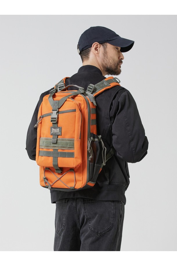 블루제이 백팩 - 오렌지는 남성용 미디엄 사이즈 백팩입니다. 나일론 소재로 제작되어 발수, 방수, 생활 방수 기능은 물론, 통기성까지 갖춰 쾌적한 착용감을 제공합니다. 사각 형태에 지퍼형 잠금 방식으로 내용물을 안전하게 보호하며, 버클 디테일이 디자인 포인트를 더합니다. MOLLE 시스템 호환, 메쉬 사이드 포켓, 인체공학적 어깨끈, 허리벨트, 평평한 바닥 디자인 등 다양한 특징을 갖춘 실용적인 백팩으로, 하이킹, 여행, 일상, 백패킹, 캠핑 등 다양한 용도로 활용 가능합니다. 캐주얼, 고프코어, 미니멀 스타일의 여행룩, 캠핑룩, 등산룩에 매치하여 스타일리시하게 연출할 수 있습니다.
