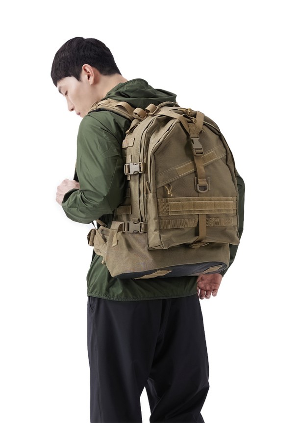 벌쳐2 3Day 백팩 - 카키는 34L 용량의 라지 사이즈 백팩으로, 여행, 일상, 하이킹, 백패킹, 캠핑 등 다양한 용도로 활용할 수 있습니다. 카키 컬러의 무지 디자인에 버클과 스트랩으로 포인트를 주었으며, 남성용 제품입니다. 방수, 생활 방수, 발수 기능을 갖춰 야외 활동에 적합하며, 3단 레이어 구조, 4개의 압축 스트랩, 다수 수납공간, MOLLE 시스템 호환, 인체공학적 어깨끈, 지퍼형 잠금 방식 등 편리한 기능을 제공합니다. 캐주얼, 고프코어 스타일을 연출하며, 여행룩, 캠핑룩, 등산룩에 잘 어울립니다.
