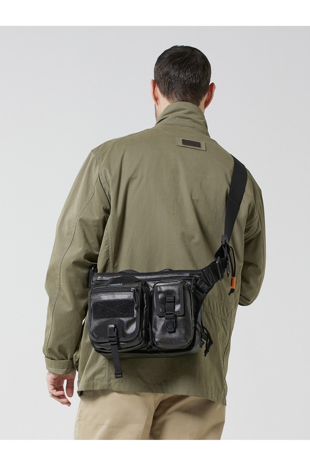 랩터 아이패드 캐리어 비즈니스 라인 - 블랙은 남성 고객을 위한 미니멀하고 모던한 디자인의 아이패드 캐리어입니다. 폴리에스터와 나일론 소재로 제작되어 방수 기능을 갖췄으며, 미디엄 사이즈의 사각형 디자인에 버클 장식으로 포인트를 더했습니다. 내부에는 패딩 처리와 다양한 수납공간, 키홀더가 마련되어 있으며, 몰리 시스템, IT 기기 수납, 충격 보호, 스크래치 방지, 모듈형 디자인 등 실용적인 기능을 제공합니다. 지퍼형 및 벨크로형 잠금 방식으로 안전하게 아이패드를 보관할 수 있으며, 비즈니스 캐주얼 및 출근룩에 잘 어울리는 스타일입니다.
