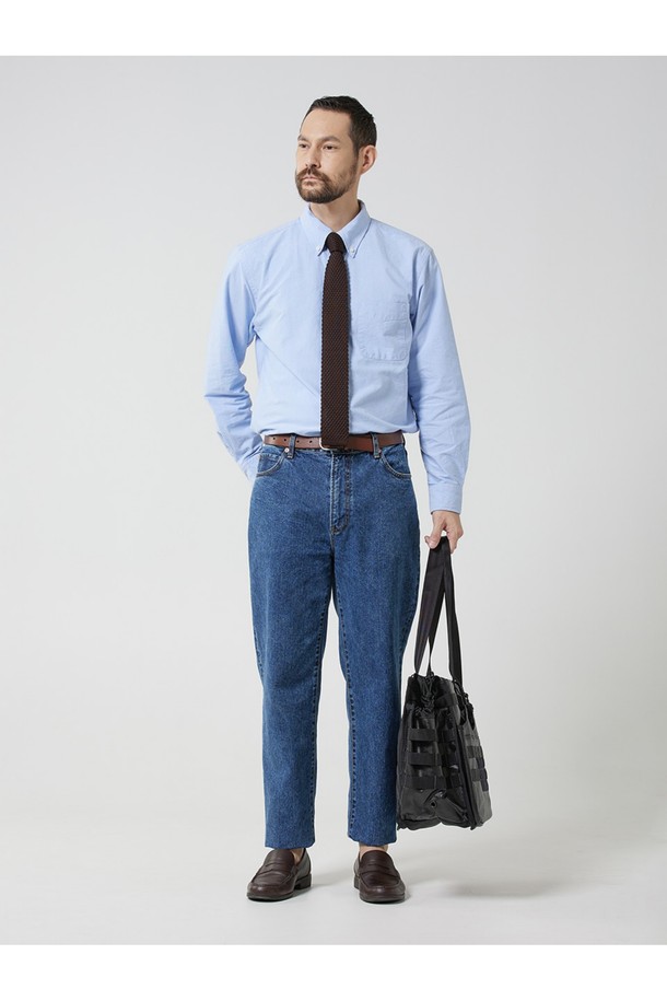 블랙호크 토트백 비즈니스 라인은 미니멀하고 베이직한 스타일을 추구하는 남성 고객을 위한 토트백입니다. 블랙 컬러의 사각 디자인으로, 폴리에스터와 나일론 소재를 사용하여 제작되어 내구성이 뛰어나며, 방수 기능과 충격 방지 기능을 갖춰 일상 및 비즈니스 환경에서 활용도가 높습니다. 내부에는 노트북 수납이 가능하며, 다수의 수납공간과 내부 벨크로, 전면부 방수 지퍼 포켓을 갖춰 실용성을 더했습니다. 360도 회전 스트랩 후크를 통해 크로스 스트랩 연결이 가능하며, 가방 잠금 방식은 지퍼형입니다. 비즈니스 캐주얼, 출근룩 등 다양한 TPO에 활용하기 좋은 아이템입니다.
