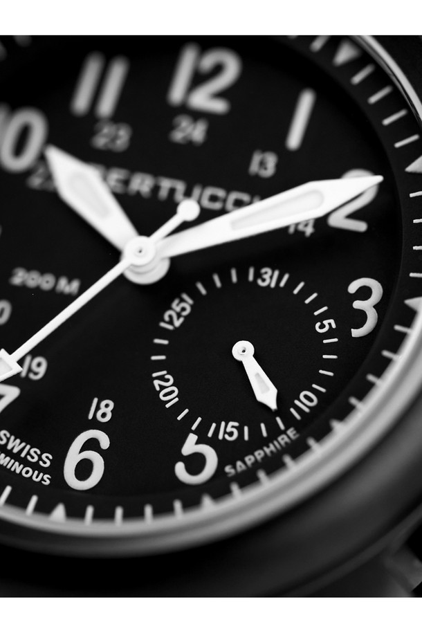 베르투치(Bertucci) A-2S 발리스타 필드워치 11086는 남녀 모두 착용 가능한 밀리터리 스타일의 필드워치입니다. 블랙 컬러의 스테인리스 스틸 케이스와 나일론 NATO 스트랩의 조합은 아웃도어, 밀리터리, 전술적인 용도에 적합합니다. 40mm 케이스 직경, 13.2mm 두께, 86g 무게로 뛰어난 착용감을 제공하며, 200m 방수 기능과 충격 방지, 야광 기능으로 어떠한 환경에서도 시인성과 내구성을 보장합니다. 9mm 탄환 충격 저항, 부식 방지, 강화 스프링바 등의 특수 기능은 극한의 상황에서도 시계를 안전하게 보호하며, 여행, 캠핑, 해외 출장 등 다양한 TPO에 클래식, 고프코어, 워크웨어 스타일을 연출하기 좋습니다. Miyota Caliber 6P26 무브먼트, 24시간 다이얼, 4시 방향 크라운, 스크류다운 크라운, 그리고 포인터 데이트 디스플레이는 시계의 완성도를 높입니다.
