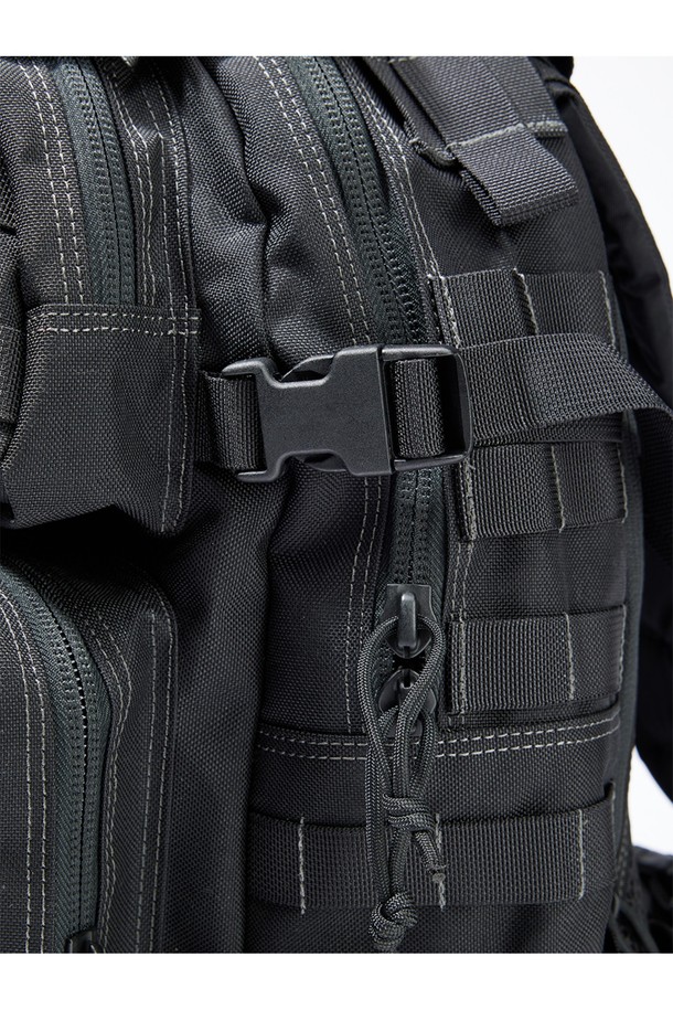 콘돌2 백팩 - 블랙은 일상, 여행, 아웃도어 활동에 적합한 미디엄 사이즈(22L)의 남성용 백팩입니다. 무지 패턴의 블랙 컬러 나일론 소재로 제작되었으며, 버클과 스트랩 디테일이 돋보이는 사각 모양 디자인입니다. 방수 및 발수 기능을 갖춰 갑작스러운 날씨 변화에도 내용물을 안전하게 보호하며, 3단 레이어 구조, Y자형 스트랩, 몰리 시스템, 인체공학적 디자인, 확장 가능한 기능을 통해 실용성을 더했습니다. 지퍼형 및 버클형 잠금 방식으로 내용물을 안전하게 보관하며, 노트북, 태블릿, 카메라 장비 수납이 가능하며 기내 반입도 가능합니다. 미니멀, 캐주얼, 시티보이 스타일에 어울리는 여행룩, 출근룩 연출에 활용하기 좋습니다.
