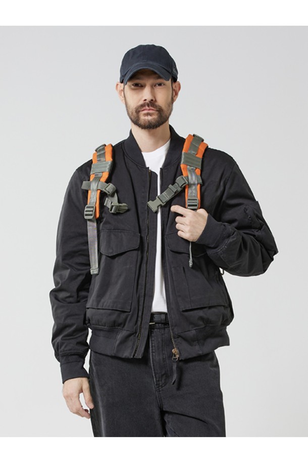 블루제이 백팩 - 오렌지는 남성용 미디엄 사이즈 백팩입니다. 나일론 소재로 제작되어 발수, 방수, 생활 방수 기능은 물론, 통기성까지 갖춰 쾌적한 착용감을 제공합니다. 사각 형태에 지퍼형 잠금 방식으로 내용물을 안전하게 보호하며, 버클 디테일이 디자인 포인트를 더합니다. MOLLE 시스템 호환, 메쉬 사이드 포켓, 인체공학적 어깨끈, 허리벨트, 평평한 바닥 디자인 등 다양한 특징을 갖춘 실용적인 백팩으로, 하이킹, 여행, 일상, 백패킹, 캠핑 등 다양한 용도로 활용 가능합니다. 캐주얼, 고프코어, 미니멀 스타일의 여행룩, 캠핑룩, 등산룩에 매치하여 스타일리시하게 연출할 수 있습니다.
