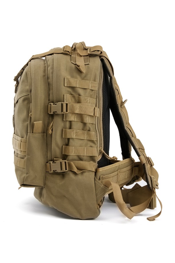 벌쳐2 3Day 백팩 - 카키는 34L 용량의 라지 사이즈 백팩으로, 여행, 일상, 하이킹, 백패킹, 캠핑 등 다양한 용도로 활용할 수 있습니다. 카키 컬러의 무지 디자인에 버클과 스트랩으로 포인트를 주었으며, 남성용 제품입니다. 방수, 생활 방수, 발수 기능을 갖춰 야외 활동에 적합하며, 3단 레이어 구조, 4개의 압축 스트랩, 다수 수납공간, MOLLE 시스템 호환, 인체공학적 어깨끈, 지퍼형 잠금 방식 등 편리한 기능을 제공합니다. 캐주얼, 고프코어 스타일을 연출하며, 여행룩, 캠핑룩, 등산룩에 잘 어울립니다.
