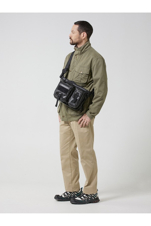 랩터 아이패드 캐리어 비즈니스 라인 - 블랙은 남성 고객을 위한 미니멀하고 모던한 디자인의 아이패드 캐리어입니다. 폴리에스터와 나일론 소재로 제작되어 방수 기능을 갖췄으며, 미디엄 사이즈의 사각형 디자인에 버클 장식으로 포인트를 더했습니다. 내부에는 패딩 처리와 다양한 수납공간, 키홀더가 마련되어 있으며, 몰리 시스템, IT 기기 수납, 충격 보호, 스크래치 방지, 모듈형 디자인 등 실용적인 기능을 제공합니다. 지퍼형 및 벨크로형 잠금 방식으로 안전하게 아이패드를 보관할 수 있으며, 비즈니스 캐주얼 및 출근룩에 잘 어울리는 스타일입니다.
